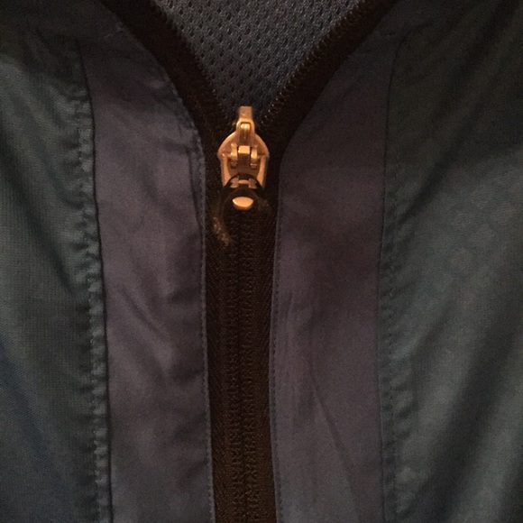 Under Armour Wind Breaker - Picture 2 of 3